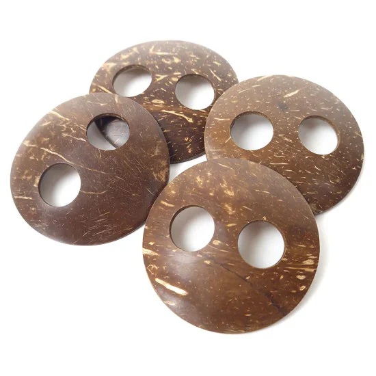 Runt sarongspänne tillverkat av mörkt kokosnötsskal med två hål