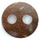 Runt sarongspänne tillverkat av mörkt kokosnötsskal med två hål