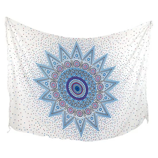 Sarong med blå mandala-stjärna och prickar på vit bakgrund