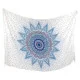 Sarong med blå mandala-stjärna och prickar på vit bakgrund