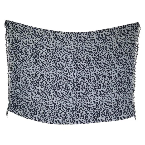Gråblå sarong med svart leopardmönster och fransar