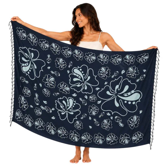 Svart sarong med blågrå hibiskusblommor och fransar