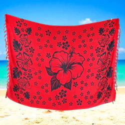 Röd strand­sarong med svart hibiskusmönster och blomdetaljer