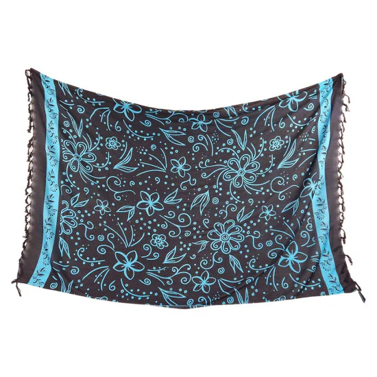 Svart sarong med blått blommönster och fransar på kortsidorna