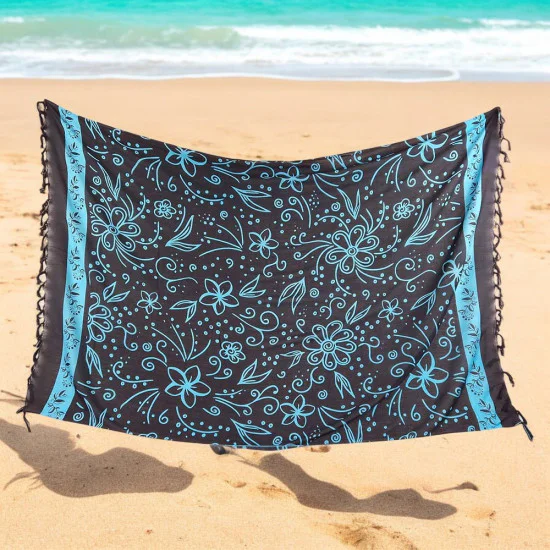 Svart sarong med blått blommönster och fransar på kortsidorna