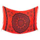 Röd sarong med vitt lotusmönster och mandala detaljer