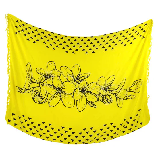 Gult strandtyg med svart tryck av blommor och små trianglar