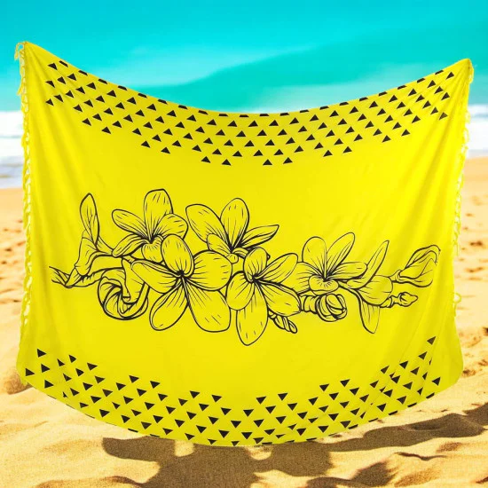 Gult strandtyg med svart tryck av blommor och små trianglar