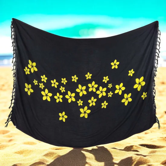 Svart sarong med gula frangipaniblommor och fransar