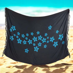 Svart sarong med turkosblå frangipaniblommor