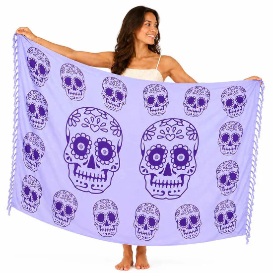 Lila sarong med Calavera-figurer och dekorativa blommotiv